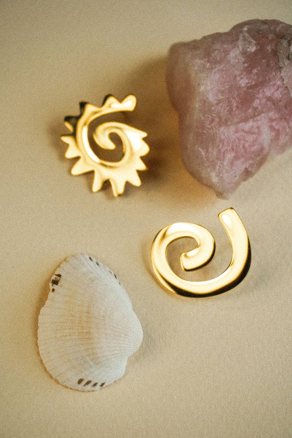 Caracol & Espiral Gold Stud Earrings - Image 3