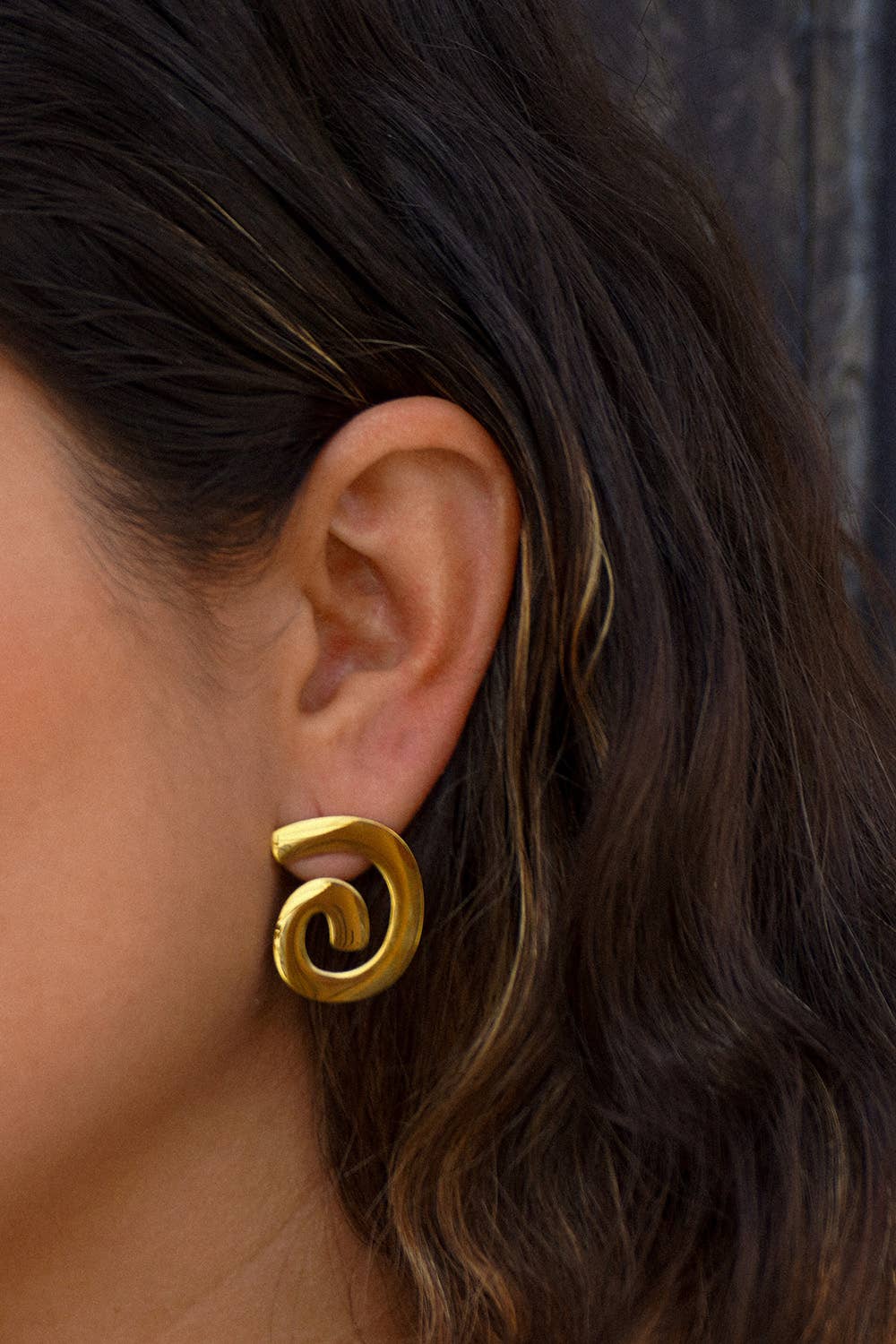 Caracol & Espiral Gold Stud Earrings - Image 4