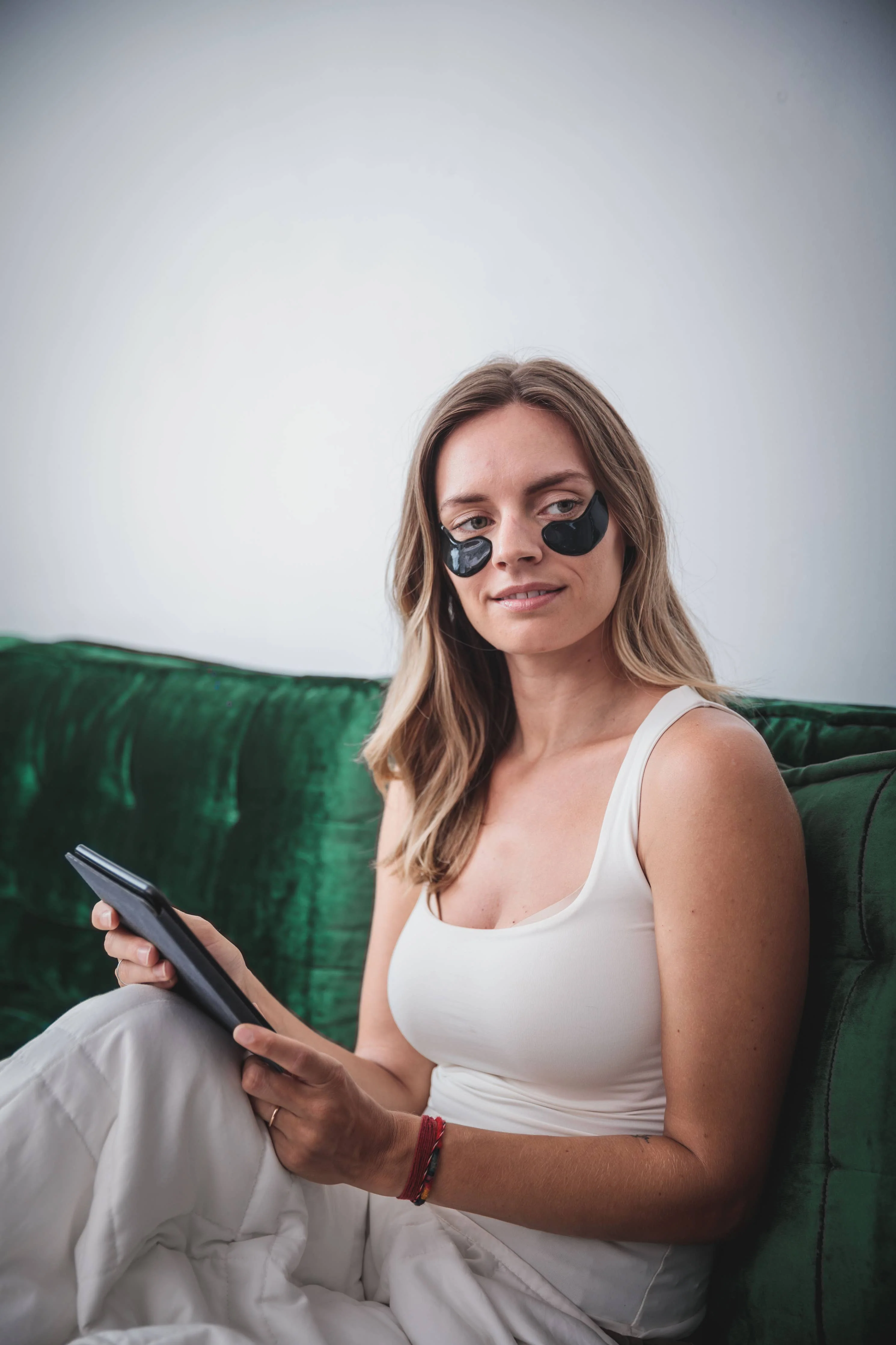 Wake Up Charcoal + Hyaluronic Acid Eye Mask Set - Image 4